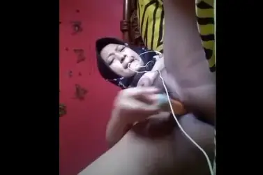 Pacar Jilbab Cantik Sangean Suka Colmek Pake Dildo poster